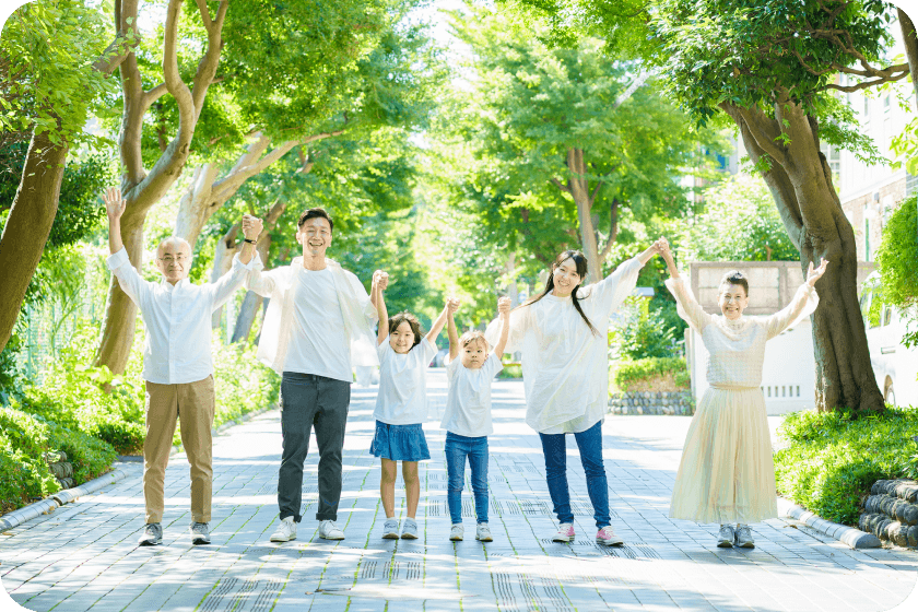 緑豊かな公園を歩く家族