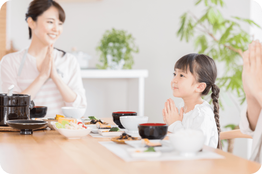 食卓を囲む家族